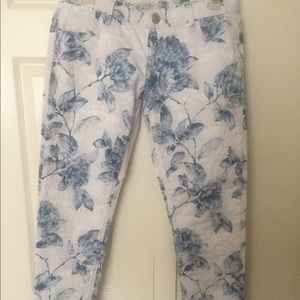 Women’s guess blue and white floral skinny pants